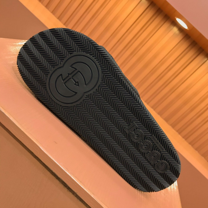 G*u*i slippers