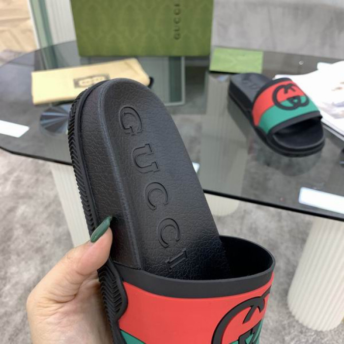 G*u*i slippers